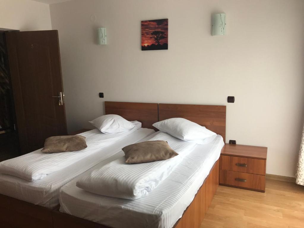 Postel nebo postele na pokoji v ubytování Pensiunea Granada