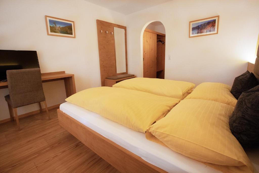 Postel nebo postele na pokoji v ubytování Hotel Königsleiten Vital Alpin