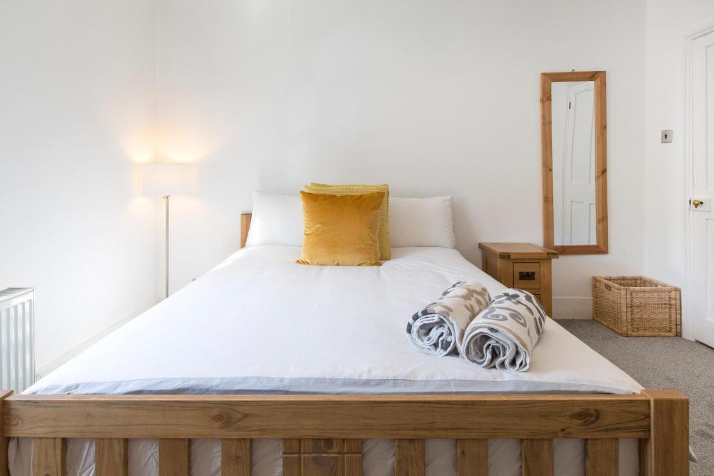 a bedroom with a bed with white sheets at Sleep & Stay Oxford - Oxford Town House in Oxford