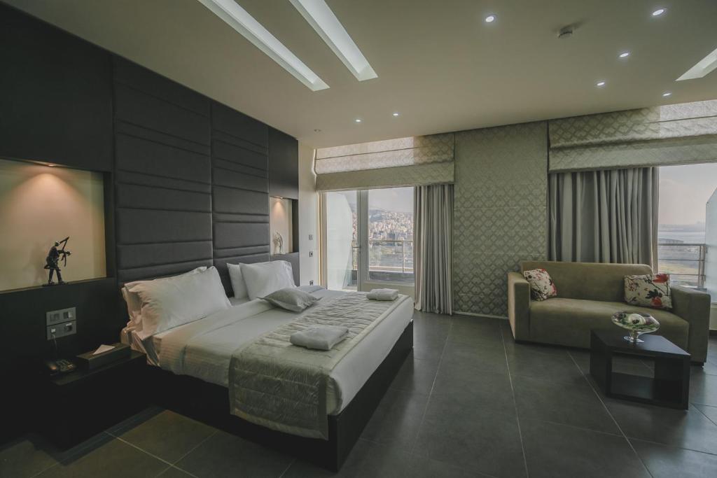 Postel nebo postele na pokoji v ubytování Louis V Hotel Beirut