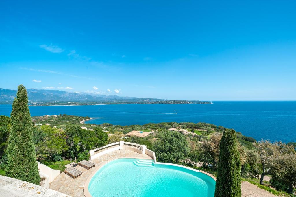 - une piscine avec vue sur le lac dans l'établissement La Veglia, à Porto-Vecchio