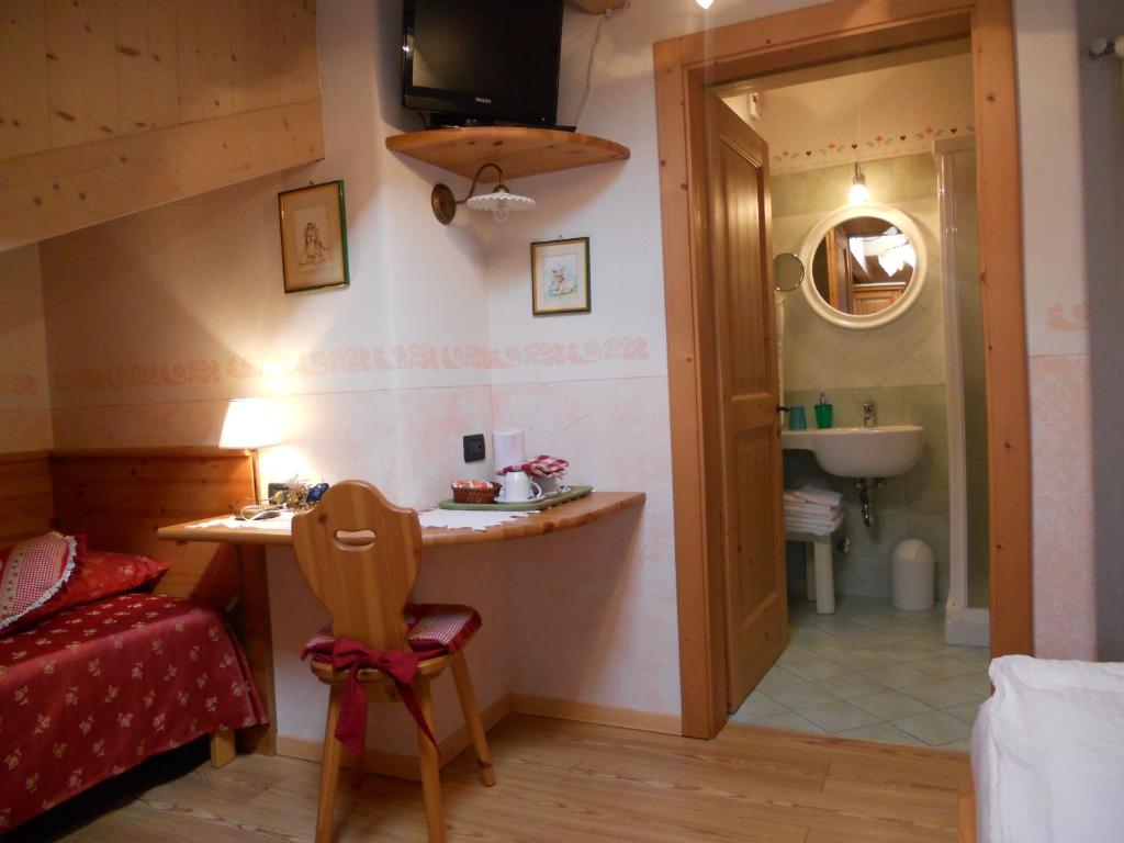 W pokoju znajduje się łazienka z umywalką i toaletą. w obiekcie Hotel Salvanel w Calavese