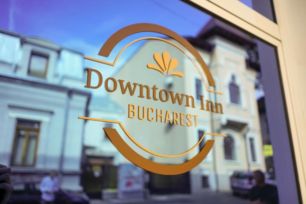 un cartello alla finestra di un edificio di Bucharest Downtown Inn a Bucarest