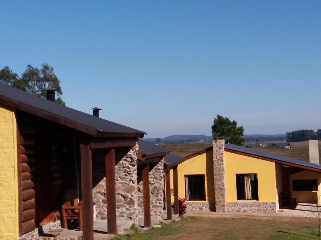 a view of the farmhouse and the guest house at La Araucana in Tacuarembó