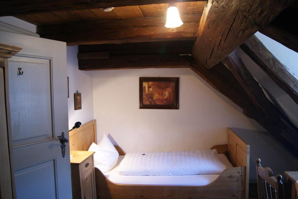Postel nebo postele na pokoji v ubytování Hotel zum schwarzen Ross und Gutmann Zur Post