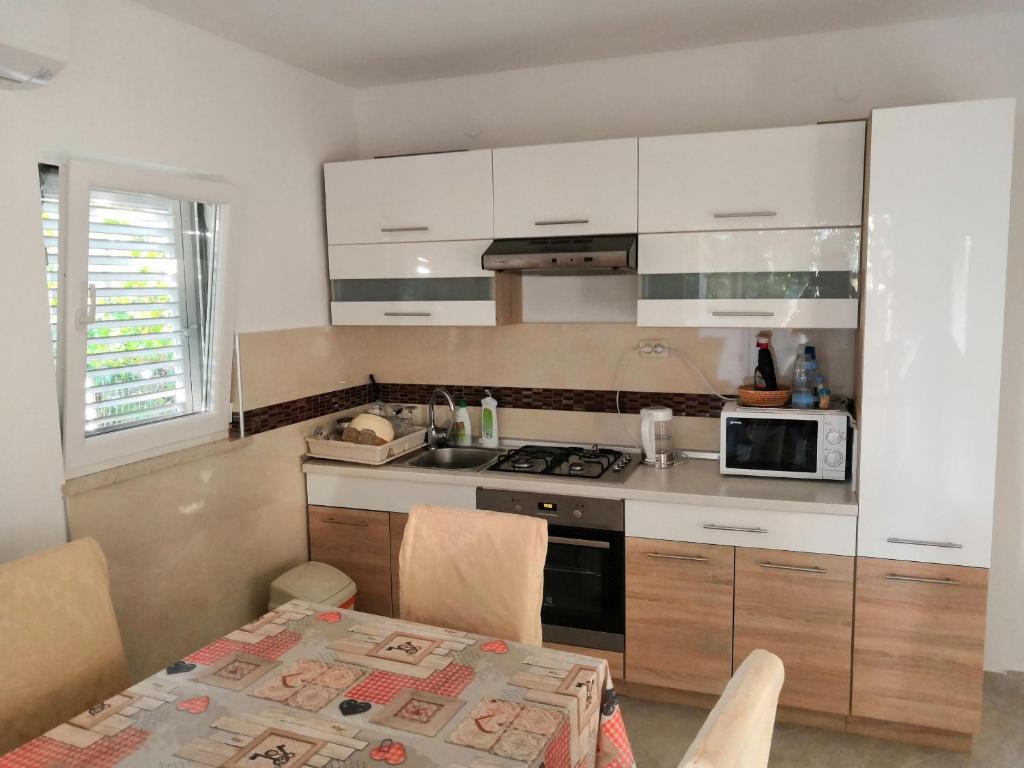 Kuchyň nebo kuchyňský kout v ubytování Apartments Mira