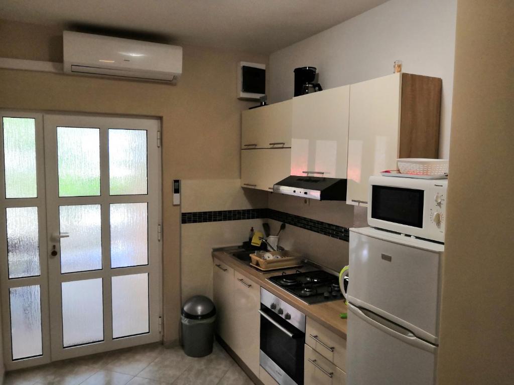 Kuchyň nebo kuchyňský kout v ubytování Apartments Mira