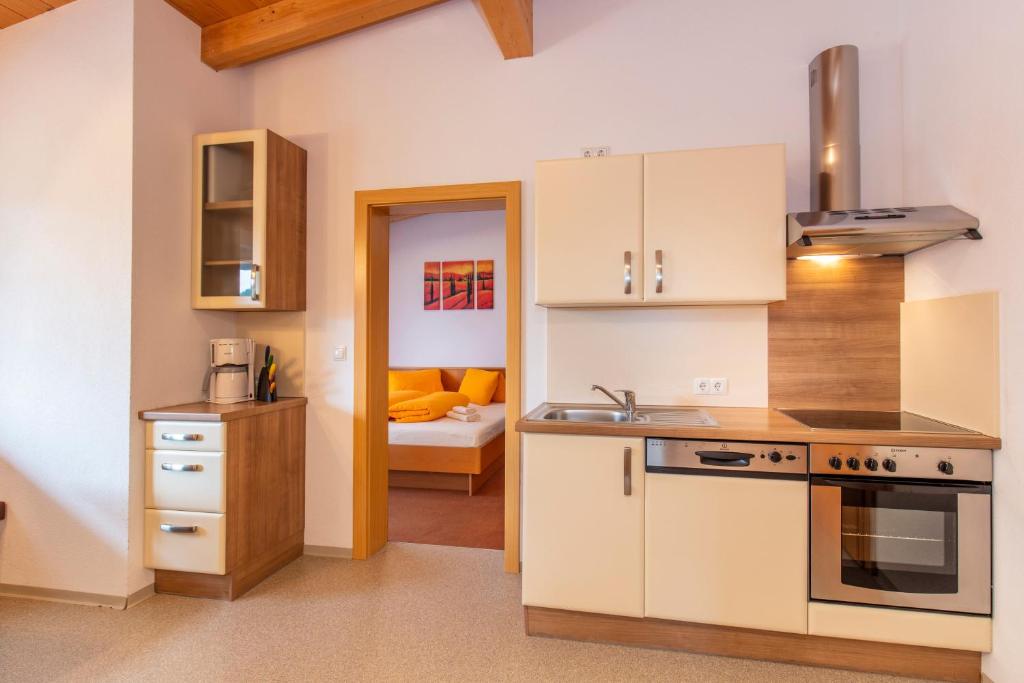 kuchnia z białymi szafkami i piekarnikiem w obiekcie Casa Bianco w Solden