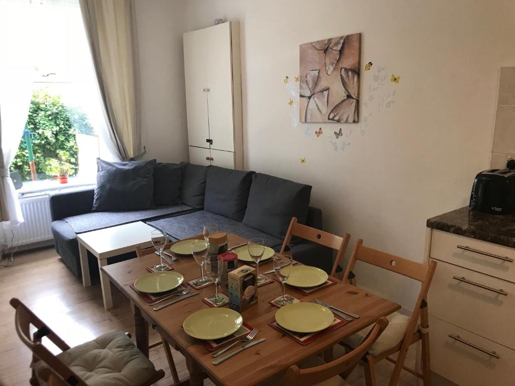 sala de estar con mesa y sofá en Edinburgh Central Apartment, en Edimburgo