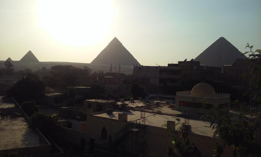 una vista sulle piramidi di Giza dalla città di Maged Pyramids View Inn a Il Cairo