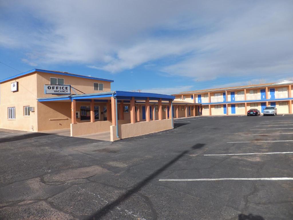 un parcheggio vuoto di fronte a un hotel di Americas Best Value Inn Santa Rosa, New Mexico a Santa Rosa