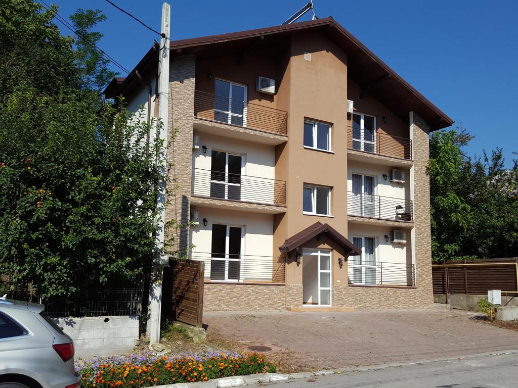 an apartment building with a balcony on the side of it at Vila Ana in Băile Govora