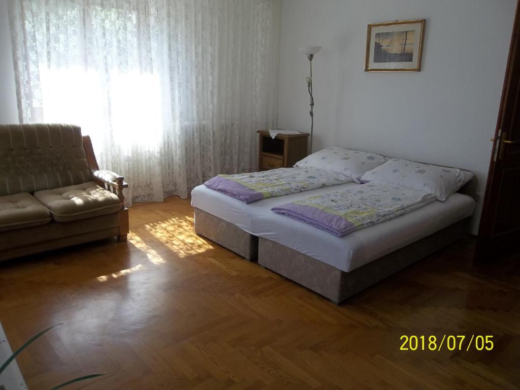 Łóżko lub łóżka w pokoju w obiekcie Virágos Vendégház Balatonfüred