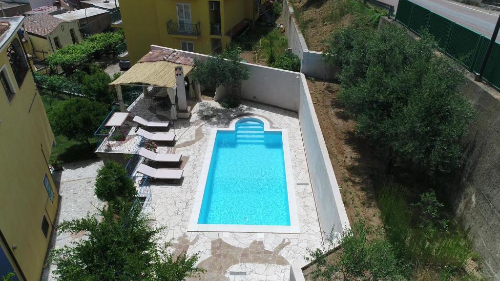 una vista aérea de una piscina en un edificio en B&B Rita and Family en Loceri