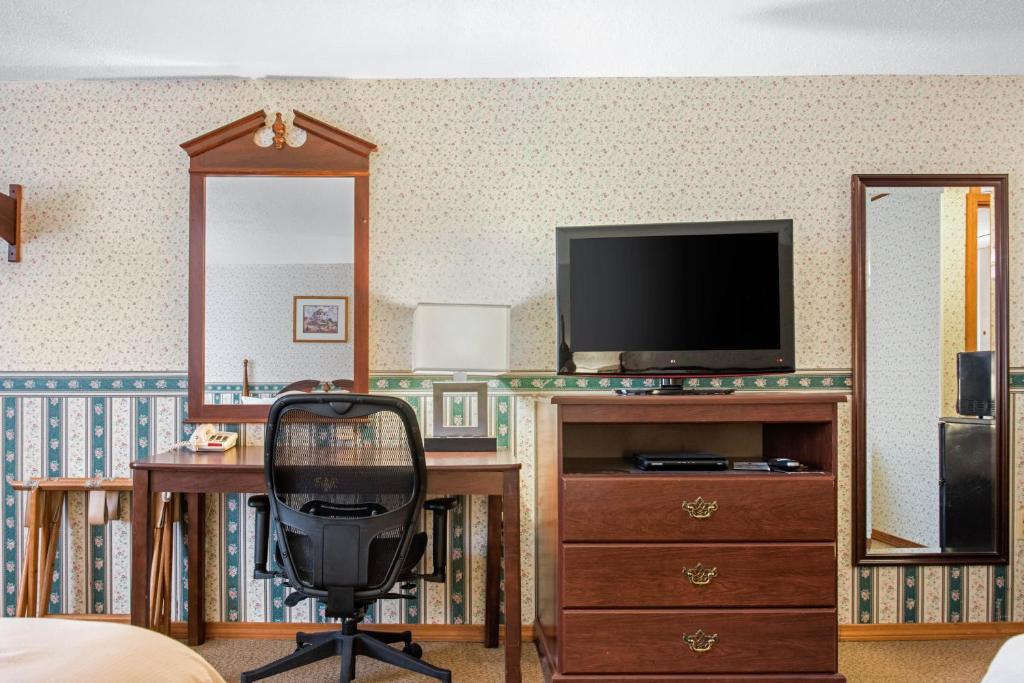 Coachman Inn - Queen Room With Two Queen Beds - Pet Friendly