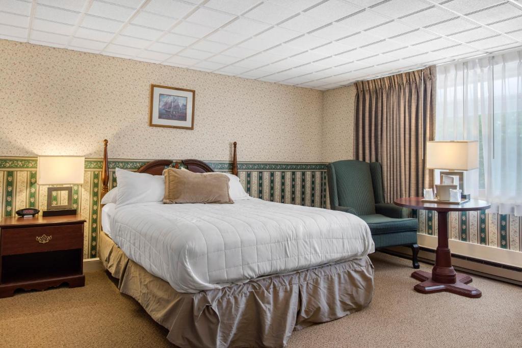 Coachman Inn - Queen Room