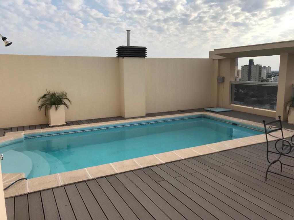 a swimming pool on top of a building at Dpto ideal in Resistencia