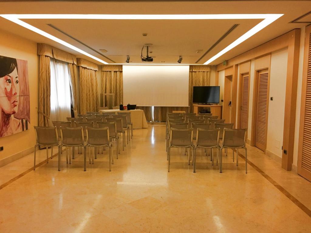 TV a/nebo společenská místnost v ubytování Hotel Airone - Ombrellone incluso al bagno Dolce Vita a Marina dal 1 giugno al 15 settembre