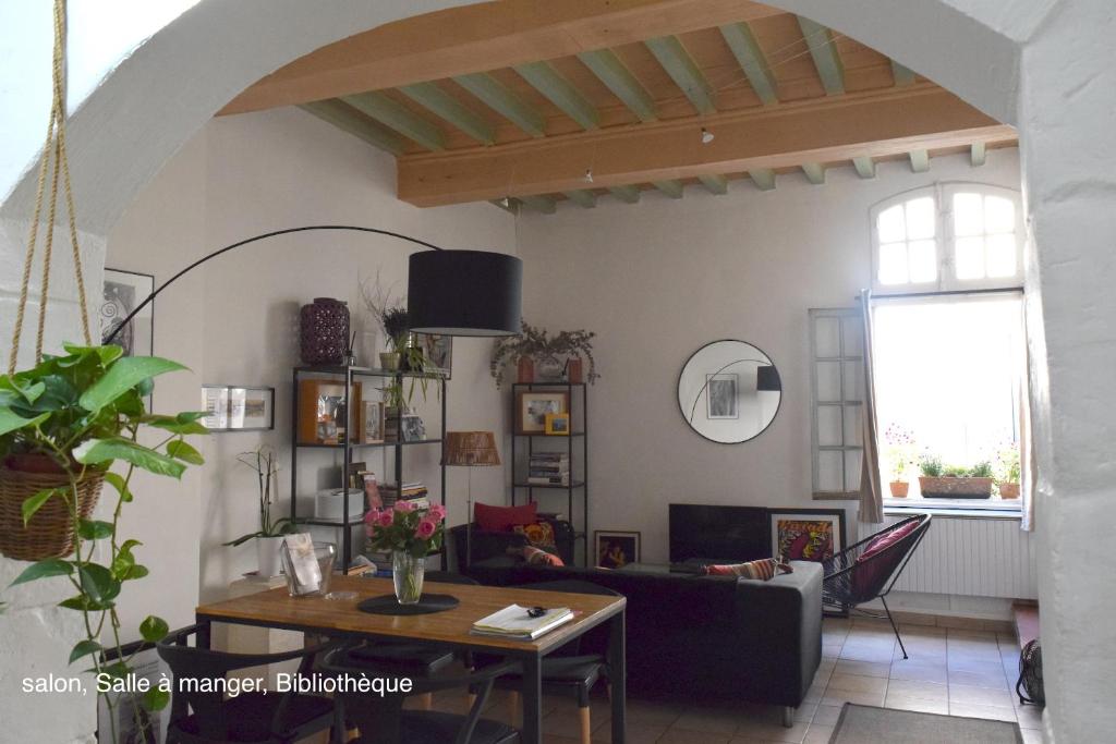 a living room with a table and a couch at Appartement Arles Centre Historique in Arles