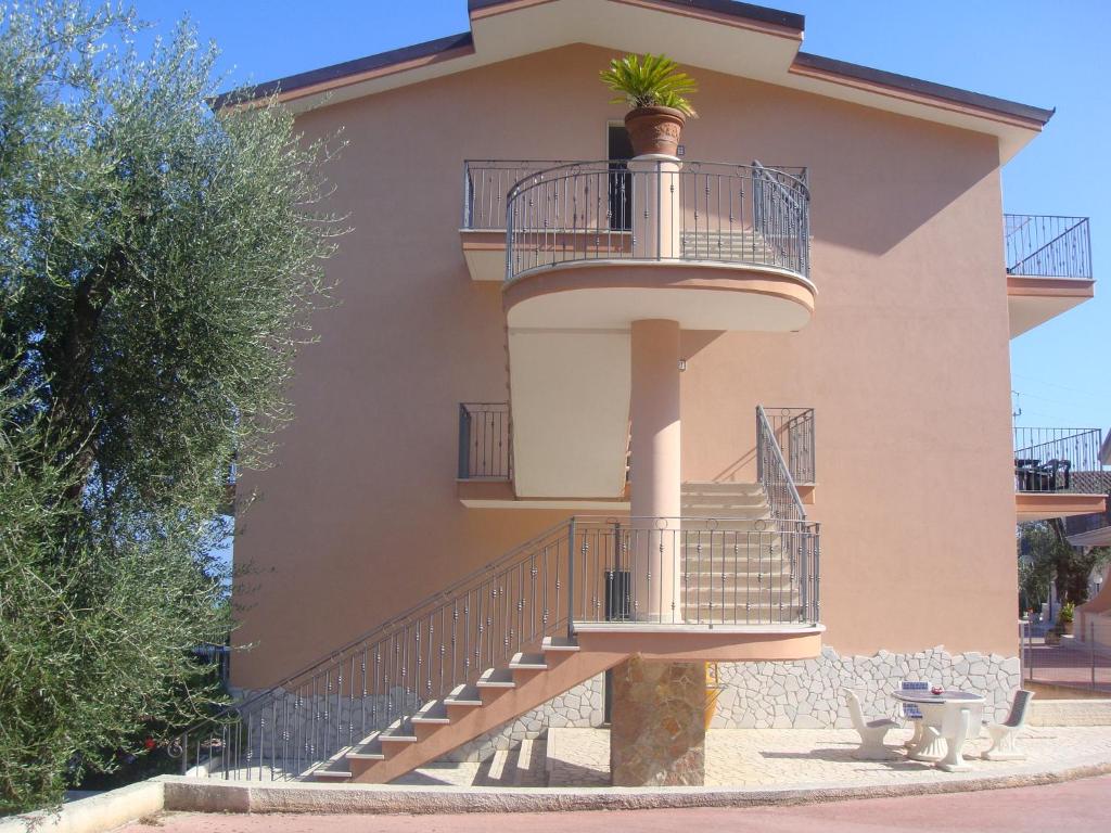 The building in which az apartmanhoteleket is located