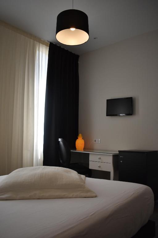 Postel nebo postele na pokoji v ubytování Hôtel Henri IV