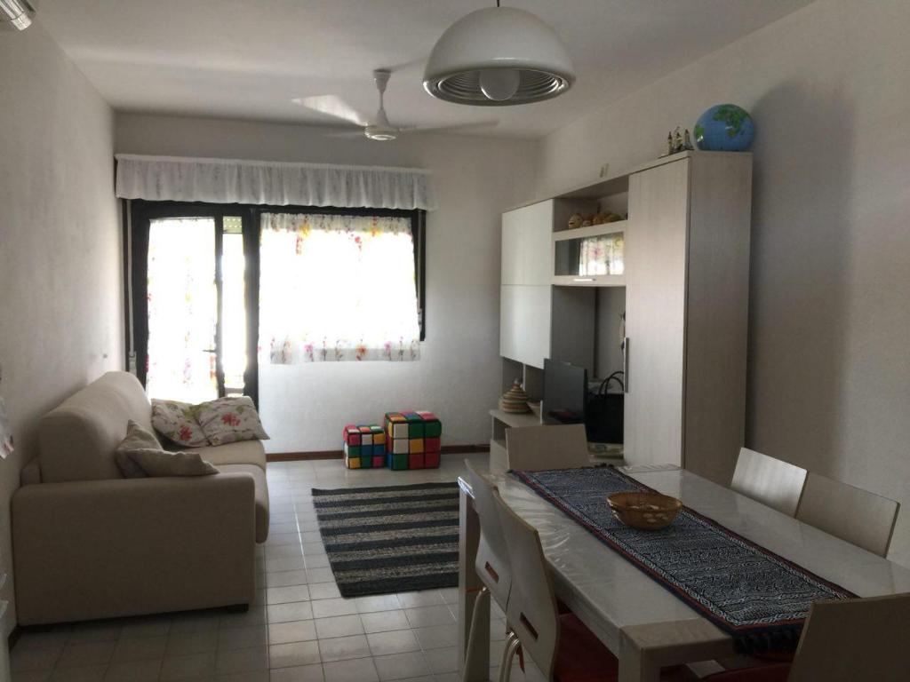uma sala de estar com um sofá e uma mesa em Appartamento Porto Prile CastiglioneD.P. em Castiglione della Pescaia