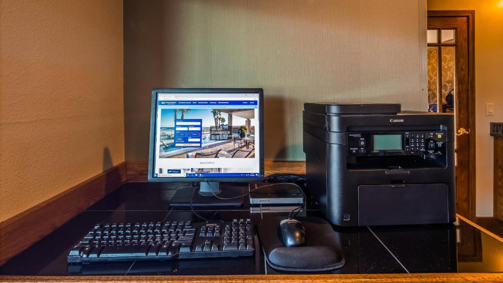 TV a/nebo společenská místnost v ubytování RiverTree Inn & Suites