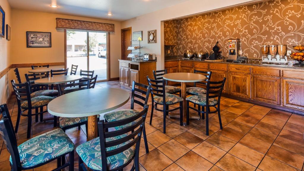 Kuchyň nebo kuchyňský kout v ubytování RiverTree Inn & Suites