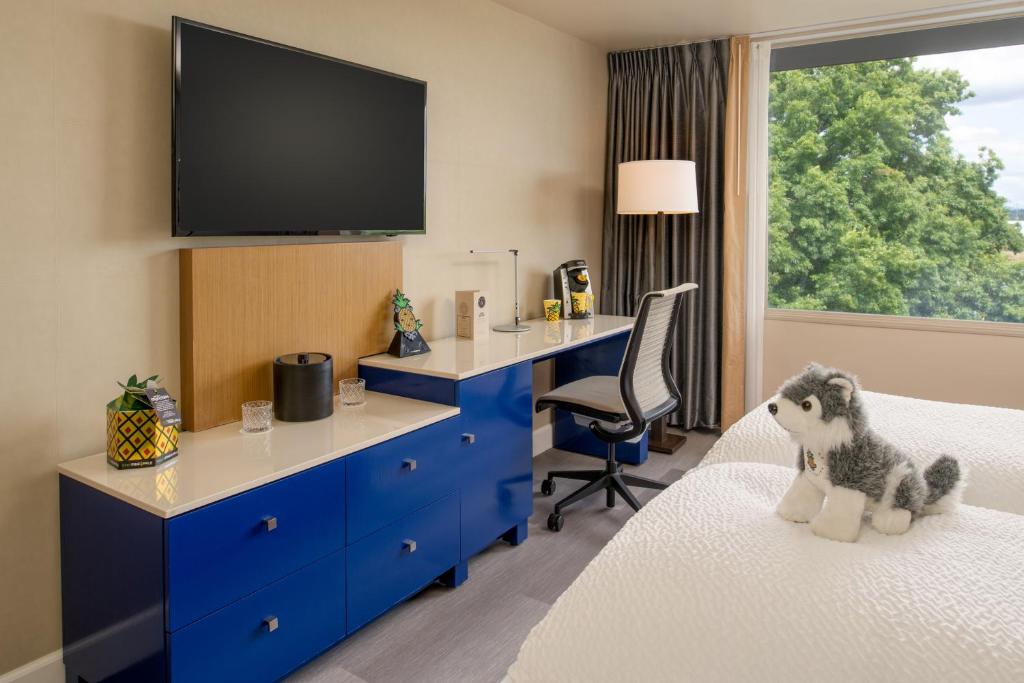 Staypineapple, Hotel Rose, Downtown Portland photo