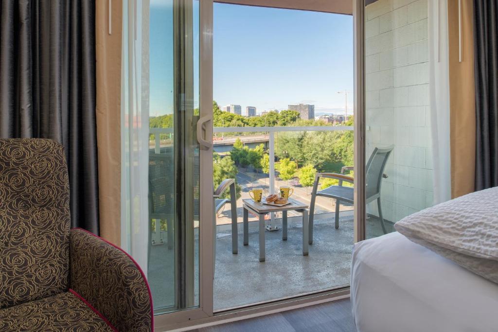 Staypineapple, Hotel Rose, Downtown Portland photo