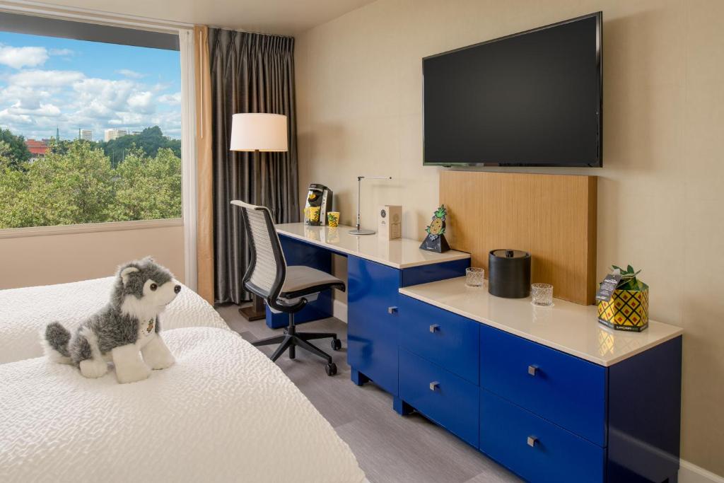 Staypineapple, Hotel Rose, Downtown Portland photo