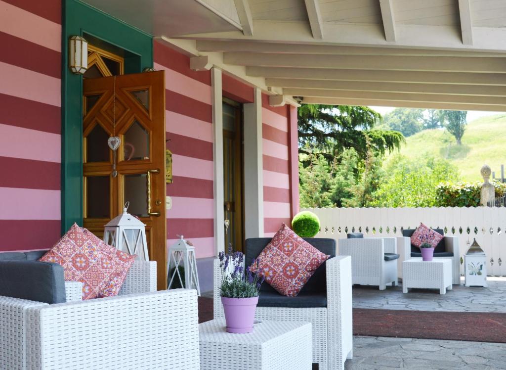 Posezení v ubytování Miramonti B&B cucina e pizza