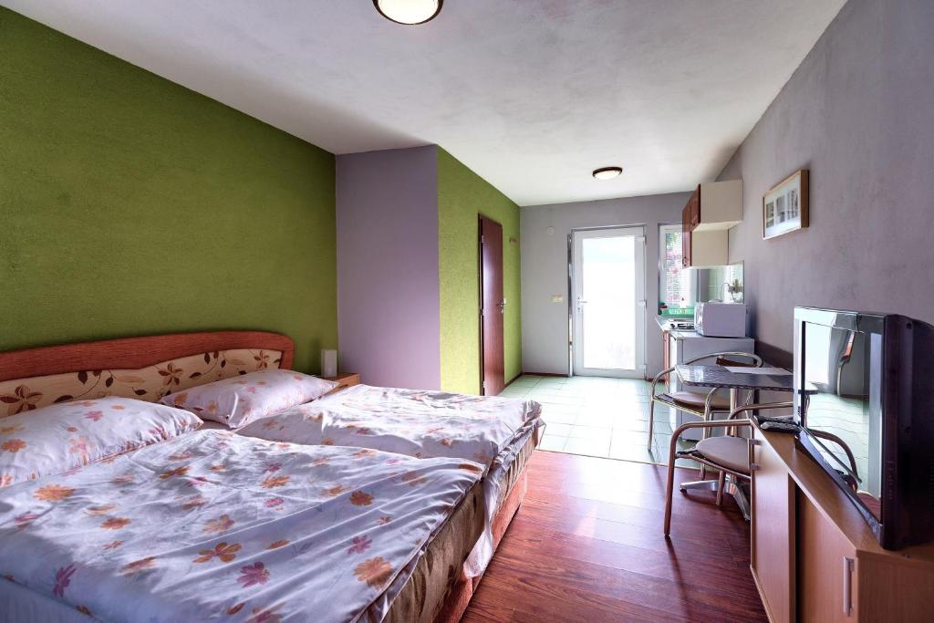 Postel nebo postele na pokoji v ubytování Apartmánový dom RED