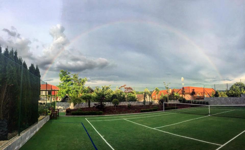 Tenis a/nebo squash v ubytování Apartmánový dom RED nebo okolí