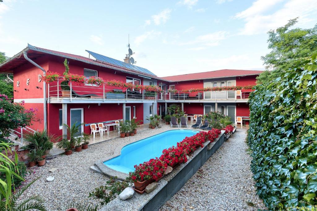 Bazén v ubytování Apartmánový dom RED nebo v jeho okolí