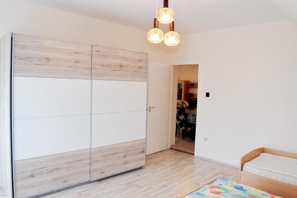 sypialnia z przesuwnymi szklanymi drzwiami i łóżkiem w obiekcie Relax apartman w Zalakaros