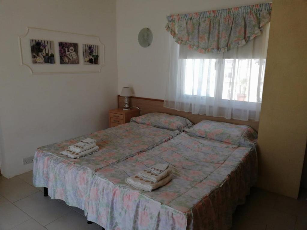 Postel nebo postele na pokoji v ubytování Studio apartment with private terrace, Jacuzzi & views
