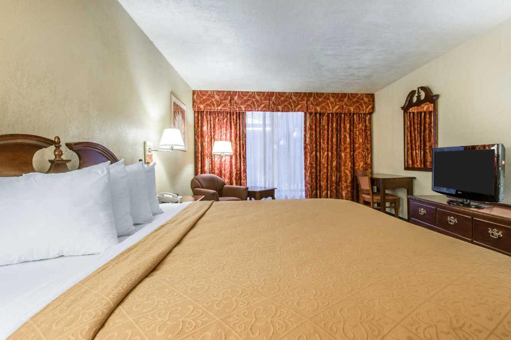 Quality Inn & Conference Center - Habitación Mejorada, 1 Cama King - No Fumadores