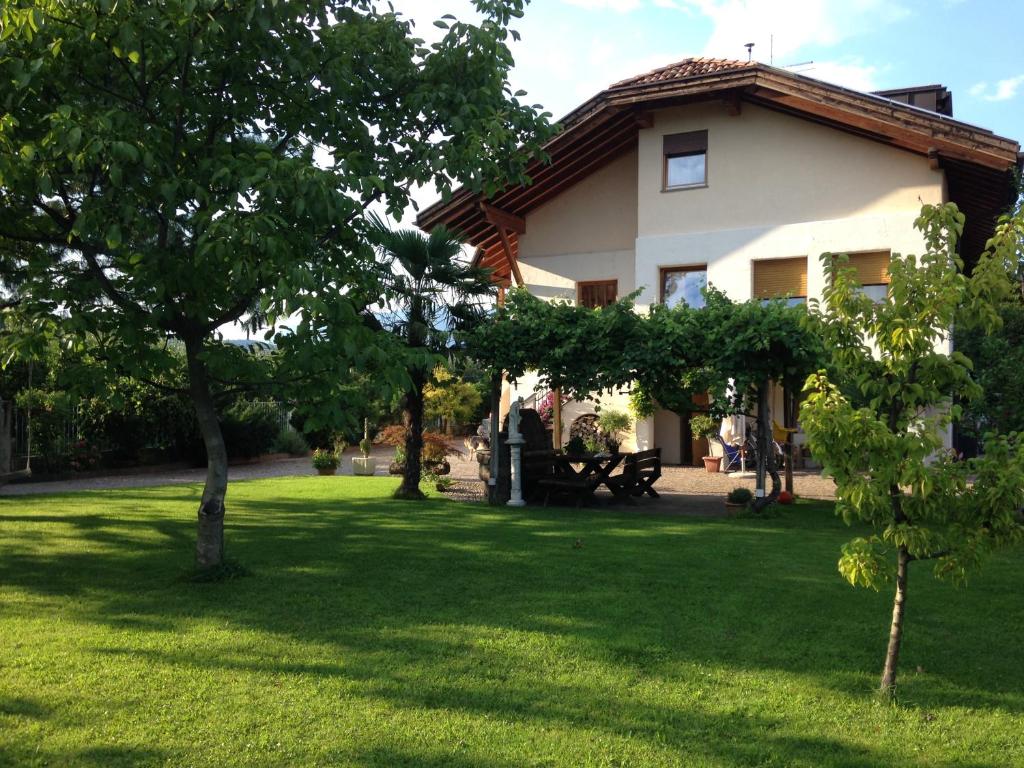 ein Haus mit einem Picknicktisch im Hof in der Unterkunft On the River in Leifers