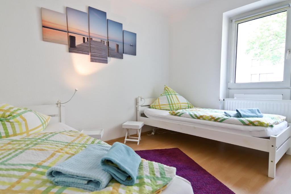 1 dormitorio con 2 camas y ventana en Top Ferienwohnung Veltins Arena, en Gelsenkirchen