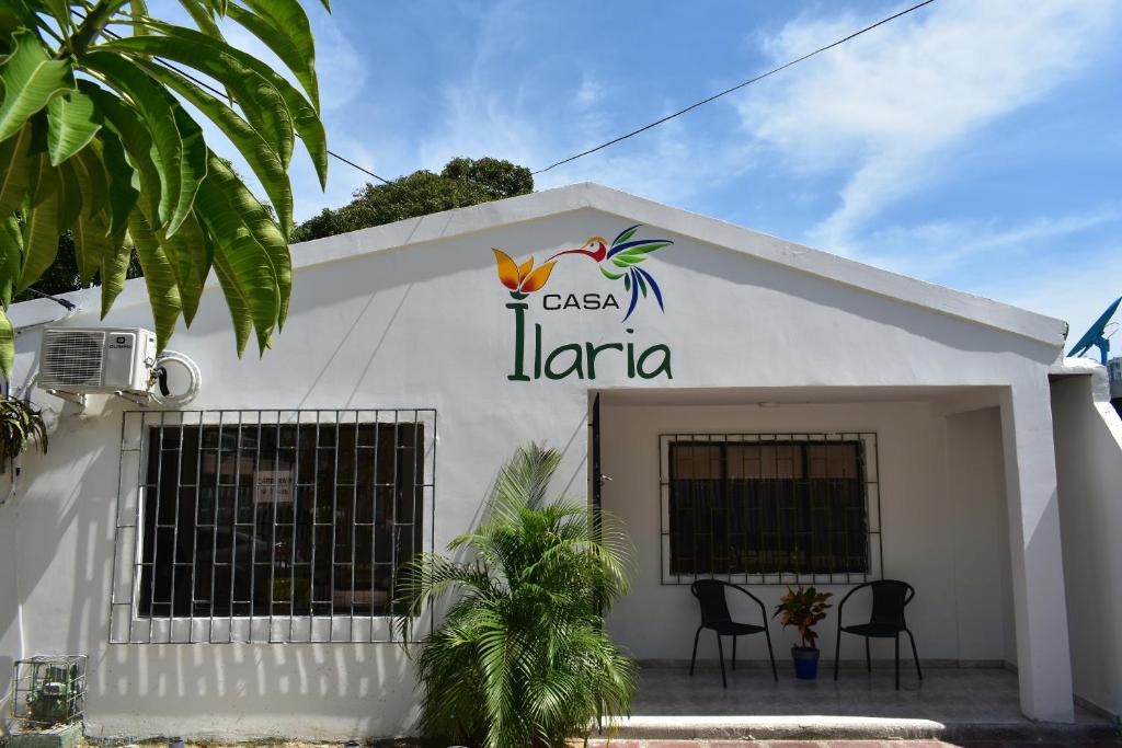 ein weißes Gebäude mit einem Schild, das Klasse Lana liest in der Unterkunft Casa Ilaria in Cartagena de Indias