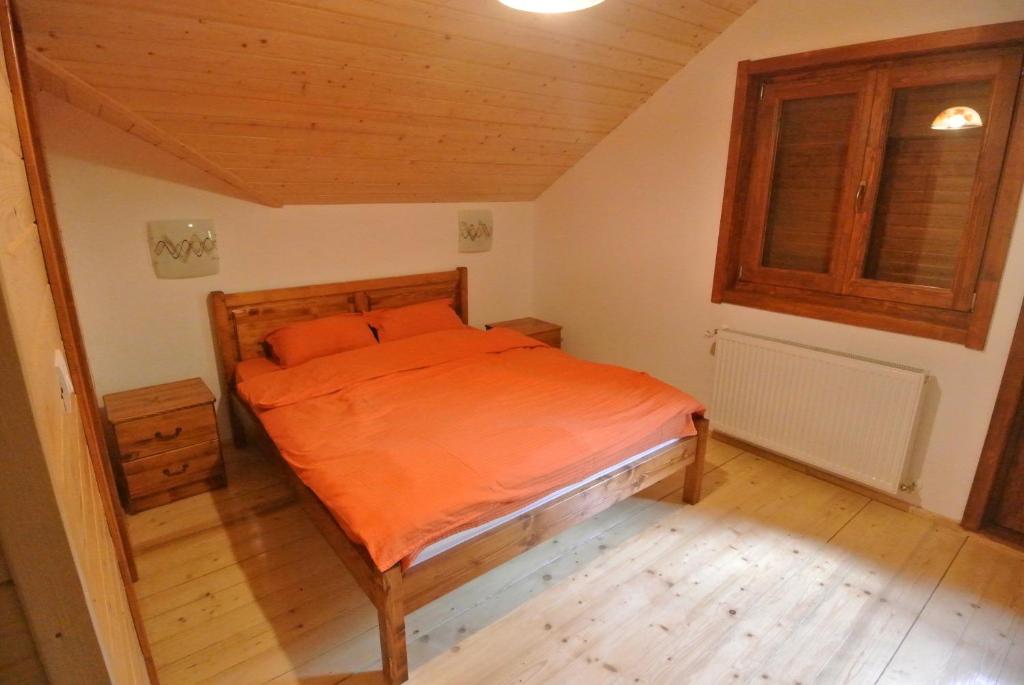 Postel nebo postele na pokoji v ubytování Chalet by the river