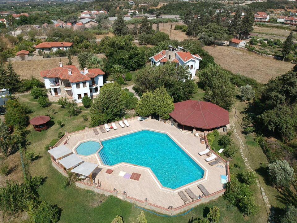 una vista aérea de una casa con piscina en Villa Mercan, en Datça