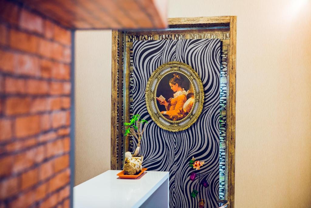 شقة استوديو في المدينة القديمة في باكو: مرآة على جدار مع صورة عليها