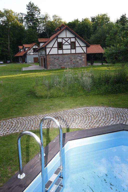 Bazén v ubytovaní Leśniczówka Nibork alebo v jeho blízkosti