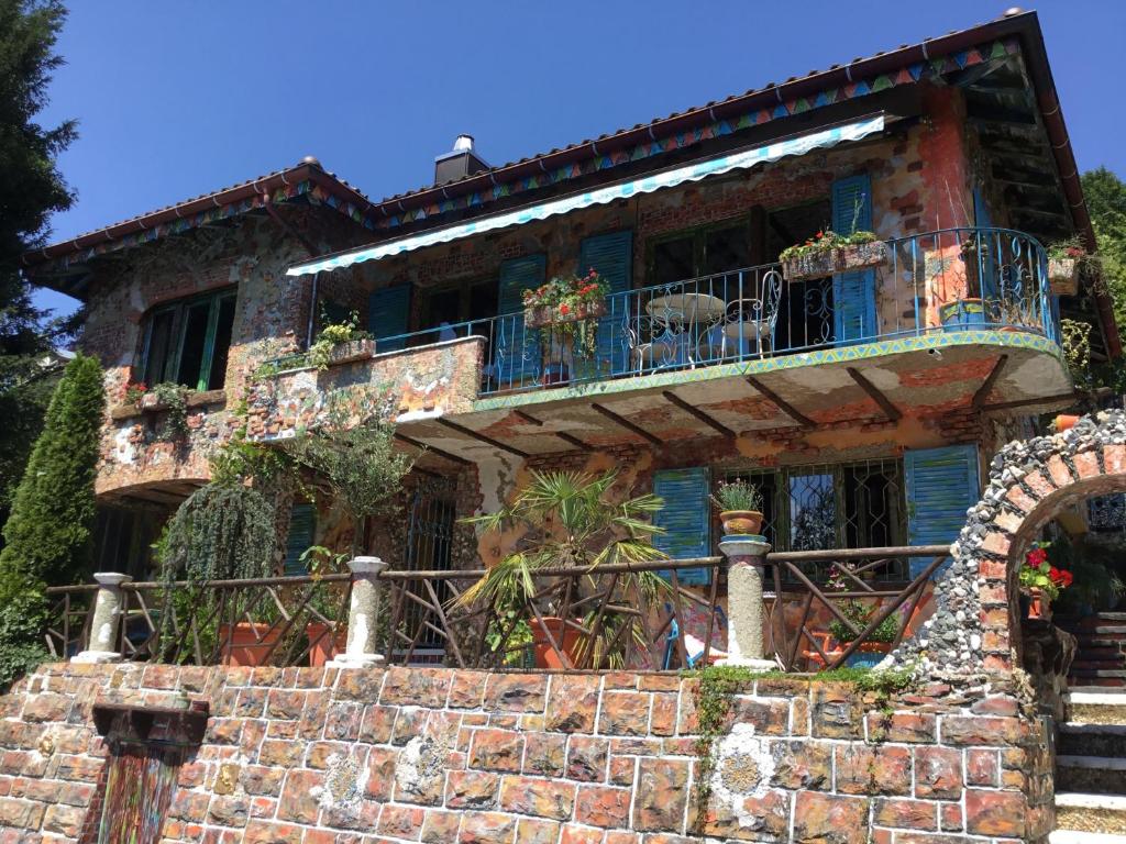 a house with a balcony on a brick wall at Casa toscana in Thun