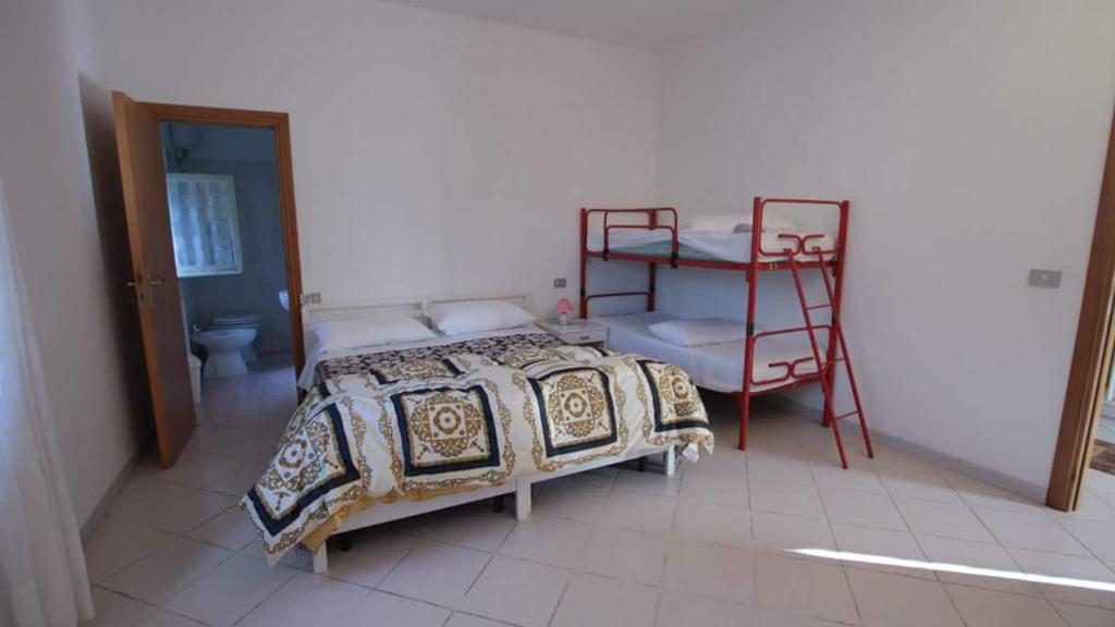 um quarto com uma cama e um beliche com uma escada em Agriturismo Bellavista em Arsita