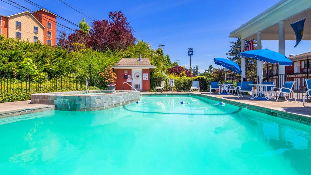 Bazén v ubytování Best Western Grants Pass Inn nebo v jeho okolí