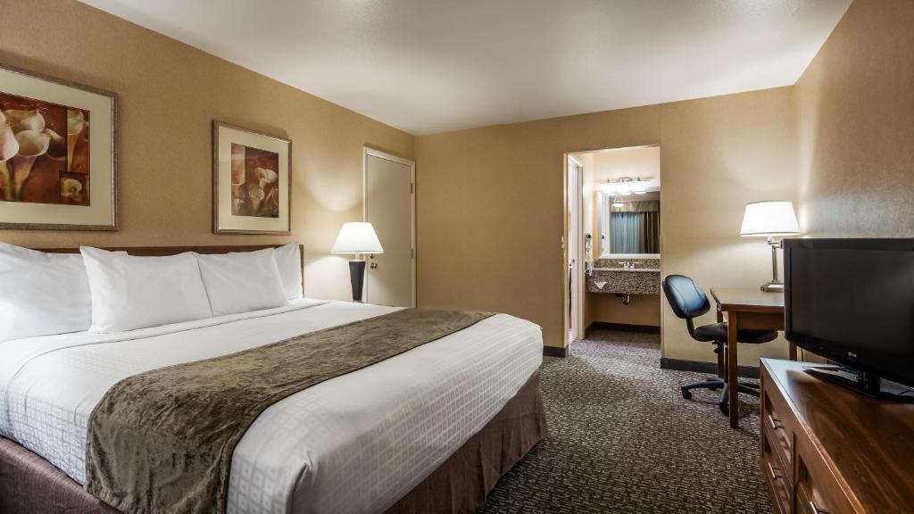 Postel nebo postele na pokoji v ubytování Best Western Grants Pass Inn