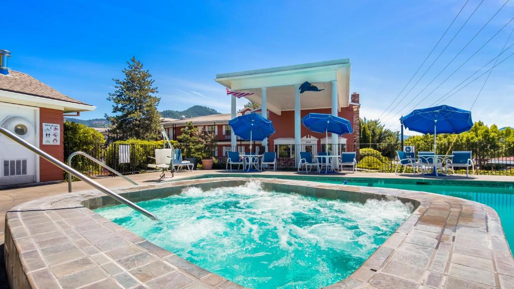Bazén v ubytování Best Western Grants Pass Inn nebo v jeho okolí
